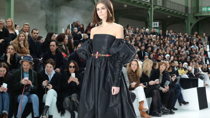 V čem se chodí na přehlídku a co se bude nosit na podzim? To nejlepší z Chanel show v Paříži