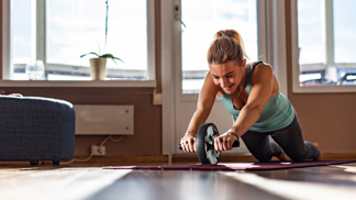Posilovat můžete i doma, ani nepotřebujete chodit do fitness centra. Cviky najdete například na YouTube. 
