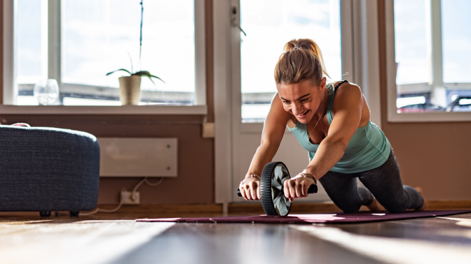 Posilovat můžete i doma, ani nepotřebujete chodit do fitness centra. Cviky najdete například na YouTube.
Posilovat můžete i doma, ani nepotřebujete chodit do fitness centra. Cviky najdete například na YouTube.