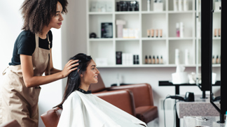 Beauty etiketa: Měly bychom u kadeřnice mlčet? A jak říct, že se nám něco nelíbí?