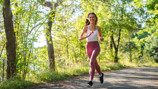 Posilovat můžete i doma, ani nepotřebujete chodit do fitness centra. Cviky najdete například na YouTube.
Posilovat můžete i doma, ani nepotřebujete chodit do fitness centra. Cviky najdete například na YouTube.