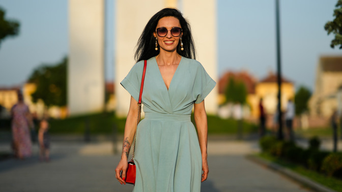Chytrý střih šatů vykreslí pas a elegantně skryje i povislé paže. 
