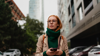 Jak obléci obyčejné džíny tak, abyste vypadala mladší? Poradíme vám pár triků, které vám uberou roky