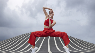 Sportovní mikiny nosí pod kabáty, legíny kombinují s košilí a oversized sakem, tenisky s elegantní sukní. Výsledkem je styl, který vypadá přirozeně, ale zároveň promyšleně.
Sportovní mikiny nosí pod kabáty, legíny kombinují s košilí a oversized sakem, tenisky s elegantní sukní. Výsledkem je styl, který vypadá přirozeně, ale zároveň promyšleně.