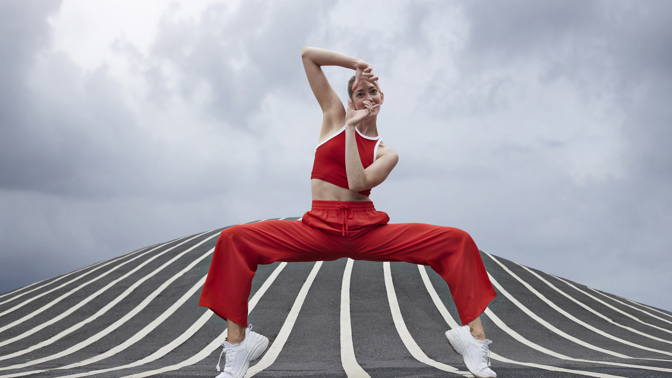 Sportovní mikiny nosí pod kabáty, legíny kombinují s košilí a oversized sakem, tenisky s elegantní sukní. Výsledkem je styl, který vypadá přirozeně, ale zároveň promyšleně.
