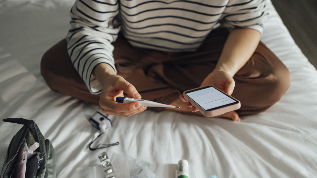 Žena kontrolující své zdraví pomocí telefonu Žena kontrolující své zdraví pomocí telefonu