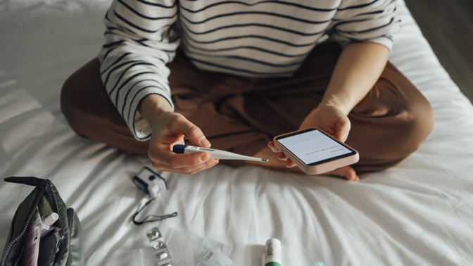 Žena kontrolující své zdraví pomocí telefonu