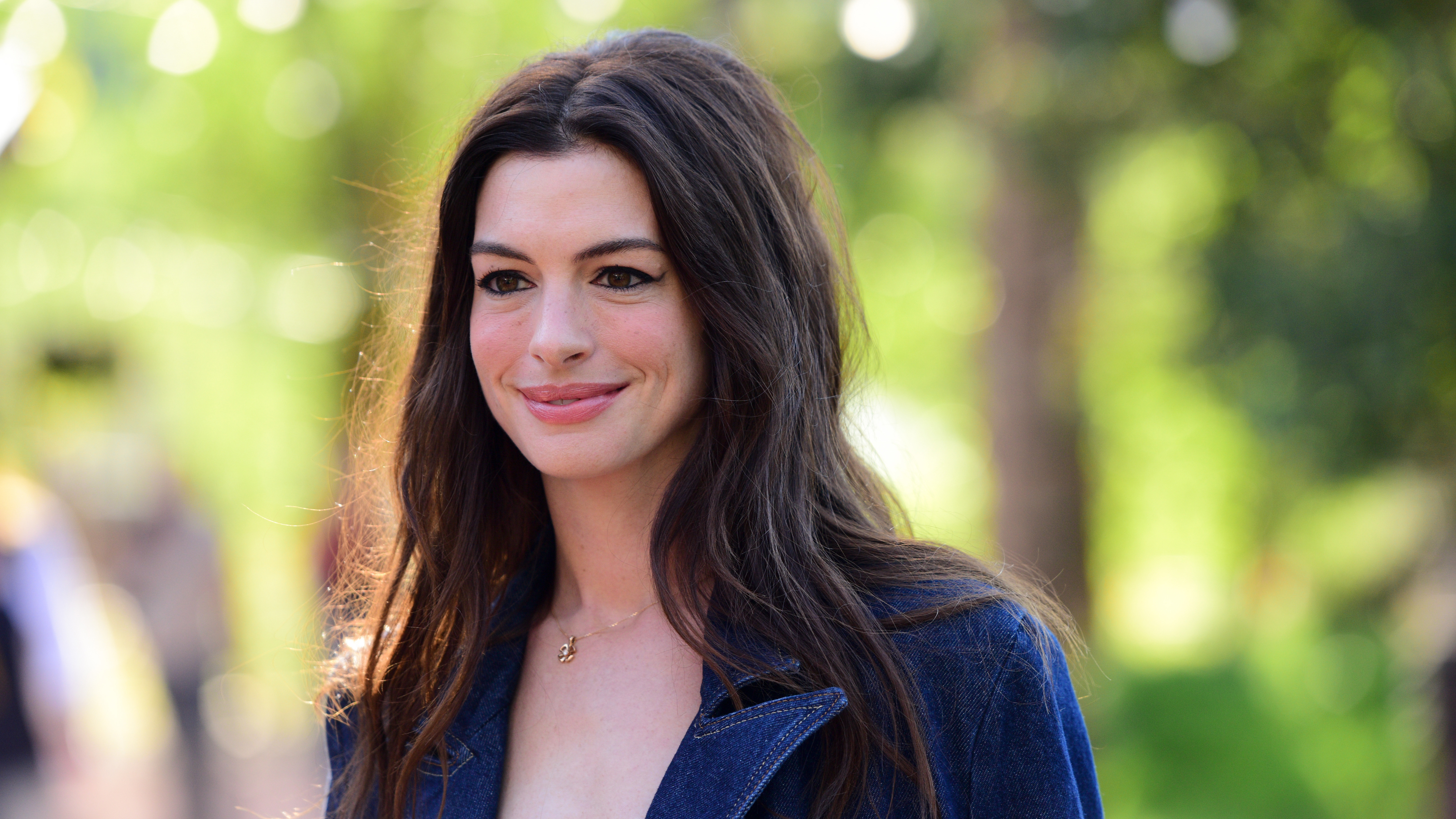 Herečka Anne Hathaway bydlí v rustikálním stoletém sídle inspirovaném filmy Wese Andersona