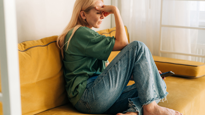 ženy přemýšlící na gauči