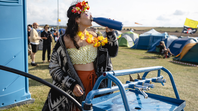 letní festival udržitelnost outfit květiny voda
