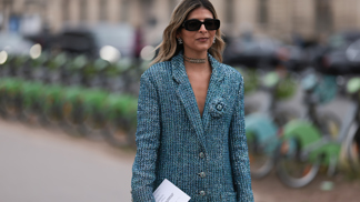 Není třeba se bát ani jedné výraznější barvy, jako tato návštěvnice pařížského fashion weeku.
Není třeba se bát ani jedné výraznější barvy, jako tato návštěvnice pařížského fashion weeku.