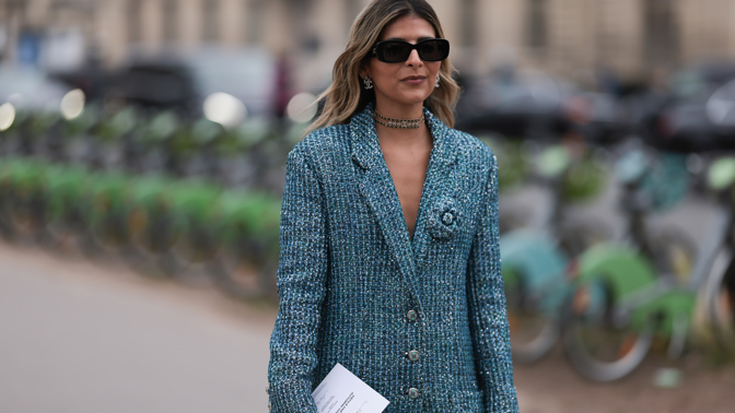 Není třeba se bát ani jedné výraznější barvy, jako tato návštěvnice pařížského fashion weeku.
