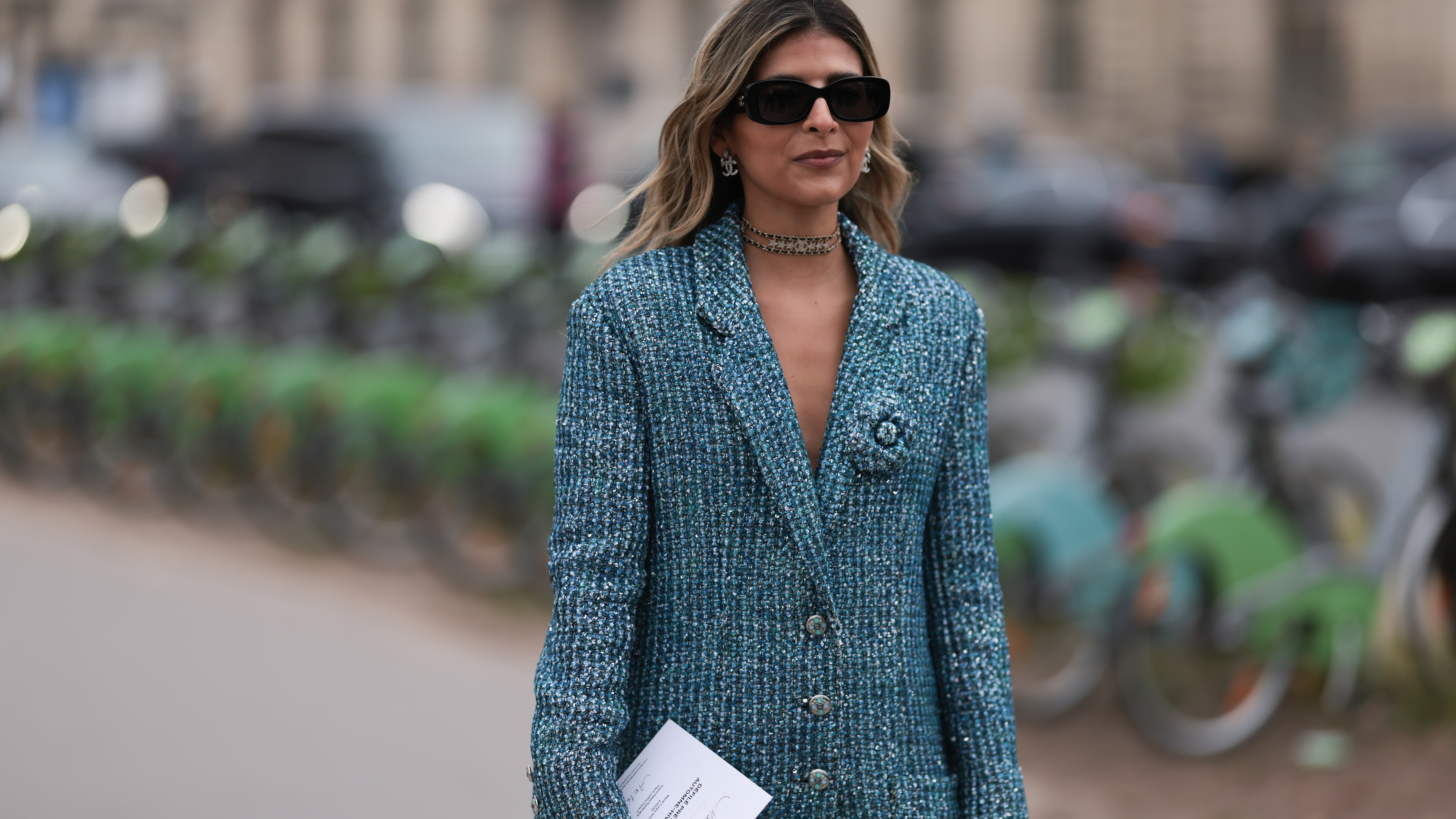Není třeba se bát ani jedné výraznější barvy, jako tato návštěvnice pařížského fashion weeku.