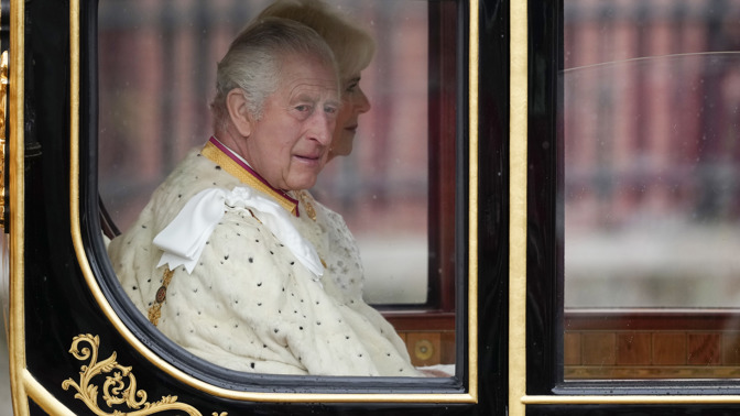 Král Karel III. na cestě na korunovaci
