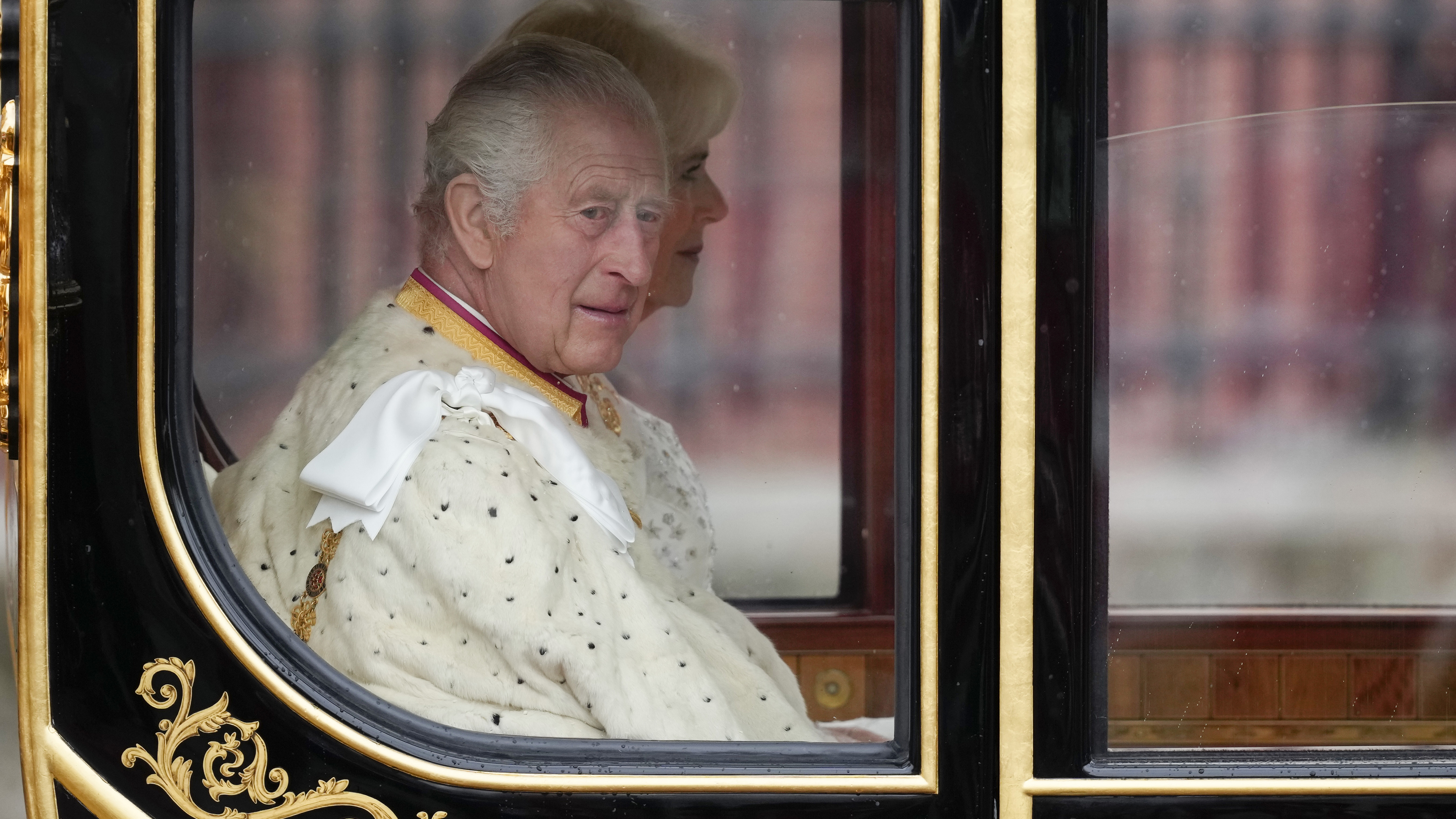 Král Karel III. na cestě na korunovaci