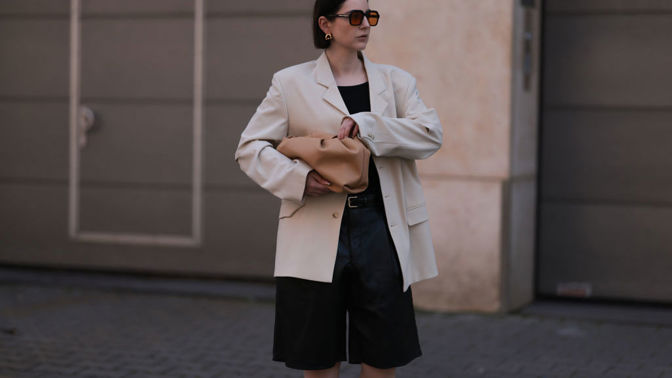 Váš outfit může získat příjemný nádech díky své svrchní vrstvě, tedy lehkému sako či bundě. Ty se budou zejména v září hodit.
