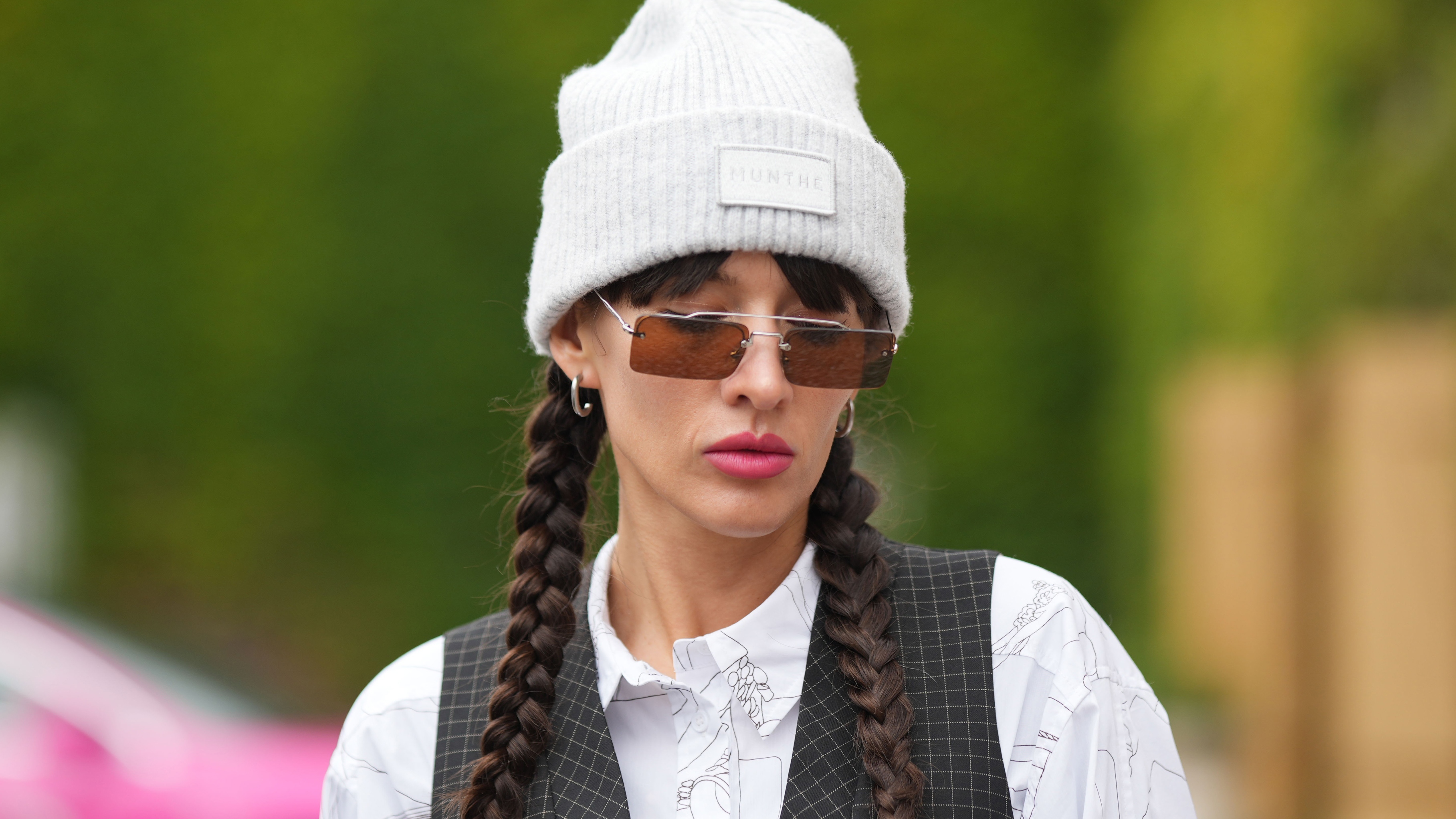 Trendy vlasy zimy 2024: Infantilní účes se vrací. Poradíme vám, jak ho vytvořit a stylově nosit
