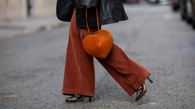Co by to bylo za podzimní outfit bez cihlových tónů? Kabelka ve tvaru srdce od pařížské značky Alaïa je stále populárnější, a tak nemohla chybět ani mezi návštěvníky fashion weeku.
