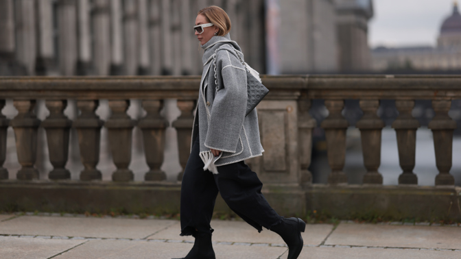 Trendy džíny v zimě 2024 zdobí zapomenutý prvek z éry skinny jeans
