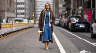 modré džínové denim šaty zimní outfit New York modré džínové denim šaty zimní outfit New York