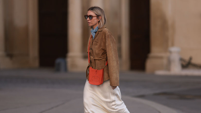 Semišová bunda a tenisky streetstyle