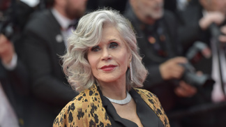 Jane Fonda šedé vlasy 