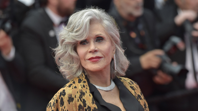 Jane Fonda šedé vlasy 