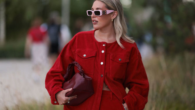 Červenou a růžovou barvu si nemusíte schovávat jen pro valentýnský outfit. Navíc už dávno neplatí, že tyto dvě barvy nemůžete nosit v rámci jednoho outfitu. Světle růžové brýle naopak zářivě červený outfit skvěle doplní.
Červenou a růžovou barvu si nemusíte schovávat jen pro valentýnský outfit. Navíc už dávno neplatí, že tyto dvě barvy nemůžete nosit v rámci jednoho outfitu. Světle růžové brýle naopak zářivě červený outfit skvěle doplní.