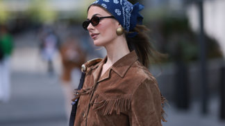 Street styl v newyorských ulicích. Semišovou košili doplňte látkovým šátkem ve vlasech.
