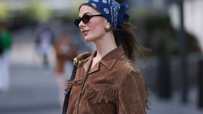Street styl v newyorských ulicích. Semišovou košili doplňte látkovým šátkem ve vlasech.
