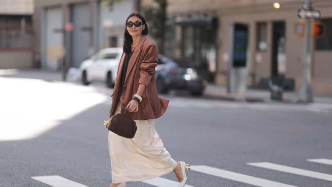 V hlavní roli nadčasové sako: 5 podzimních outfitů, které vám budou slušet ve 30 i 50