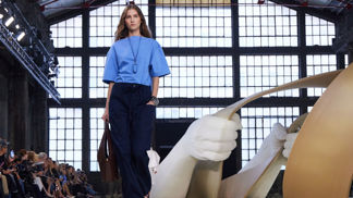 milan fashion week tods modrý top kalhoty