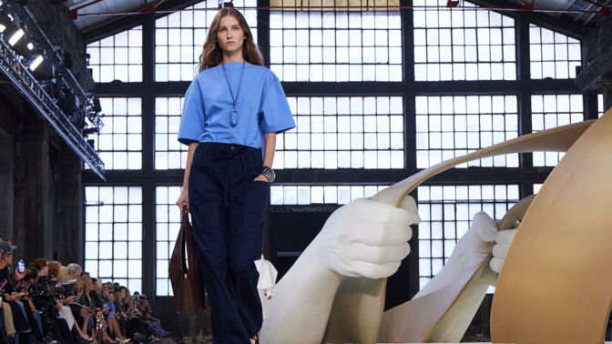 milan fashion week tods modrý top kalhoty