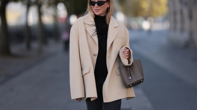Trendy barvy 2025, které oživí tmavý outfit
