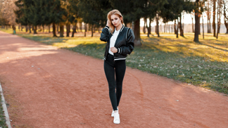 Džíny s vysokým pasem jsou jedním z mála trendů, které si udržely oblibu po dlouhou dobu.
