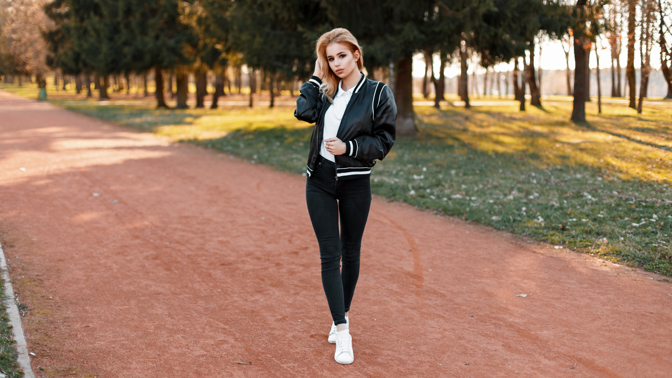 Džíny s vysokým pasem jsou jedním z mála trendů, které si udržely oblibu po dlouhou dobu.
