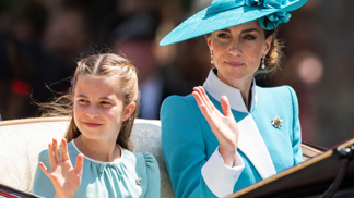 Modrá jako královská krev: Princezny Kate a Charlotte svými outfity vzdaly hold Lady Di