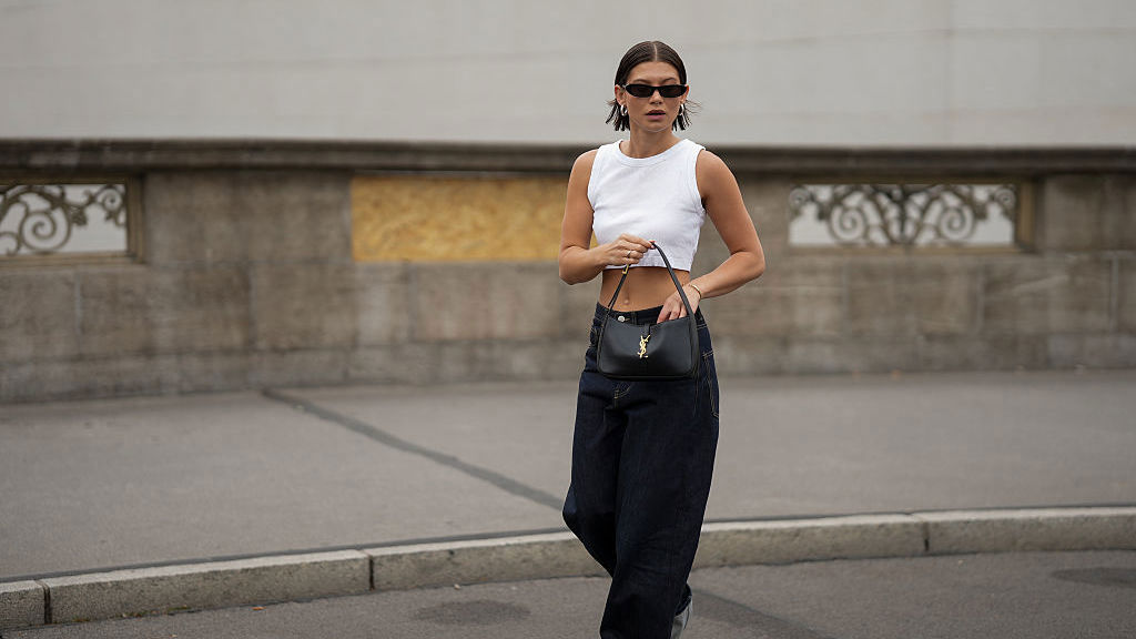Stylové, pohodlné i žhavé outfity s barrel jeans na jaro a léto 2026. Vyneste je do města, na rande i do práce Stylové, pohodlné i žhavé outfity s barrel jeans na jaro a léto 2026. Vyneste je do města, na rande i do práce