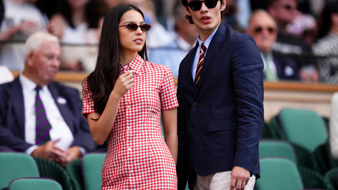 Zpěvačka Olivia Rodrigo a herec Louis Paltrige na Wimbledonu
