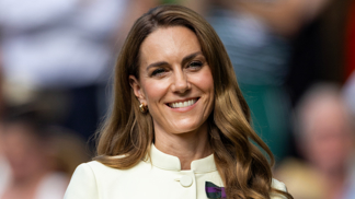 Barva vlasů inspirovaná retro materiálem dobývá podzim 2025: Hnědý odstín smoked suede miluje i Kate Middleton