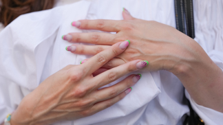 Už žádný nenápadný lak na nehty: Guava nails jsou nejšťavnatější manikúrou srpna 2025