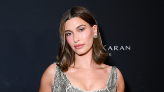 Hailey Bieber a její mirror hair

