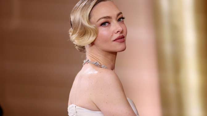 Amanda Seyfried oslnila klasickým drdolem s hollywoodskou vlnou a jemným líčením
