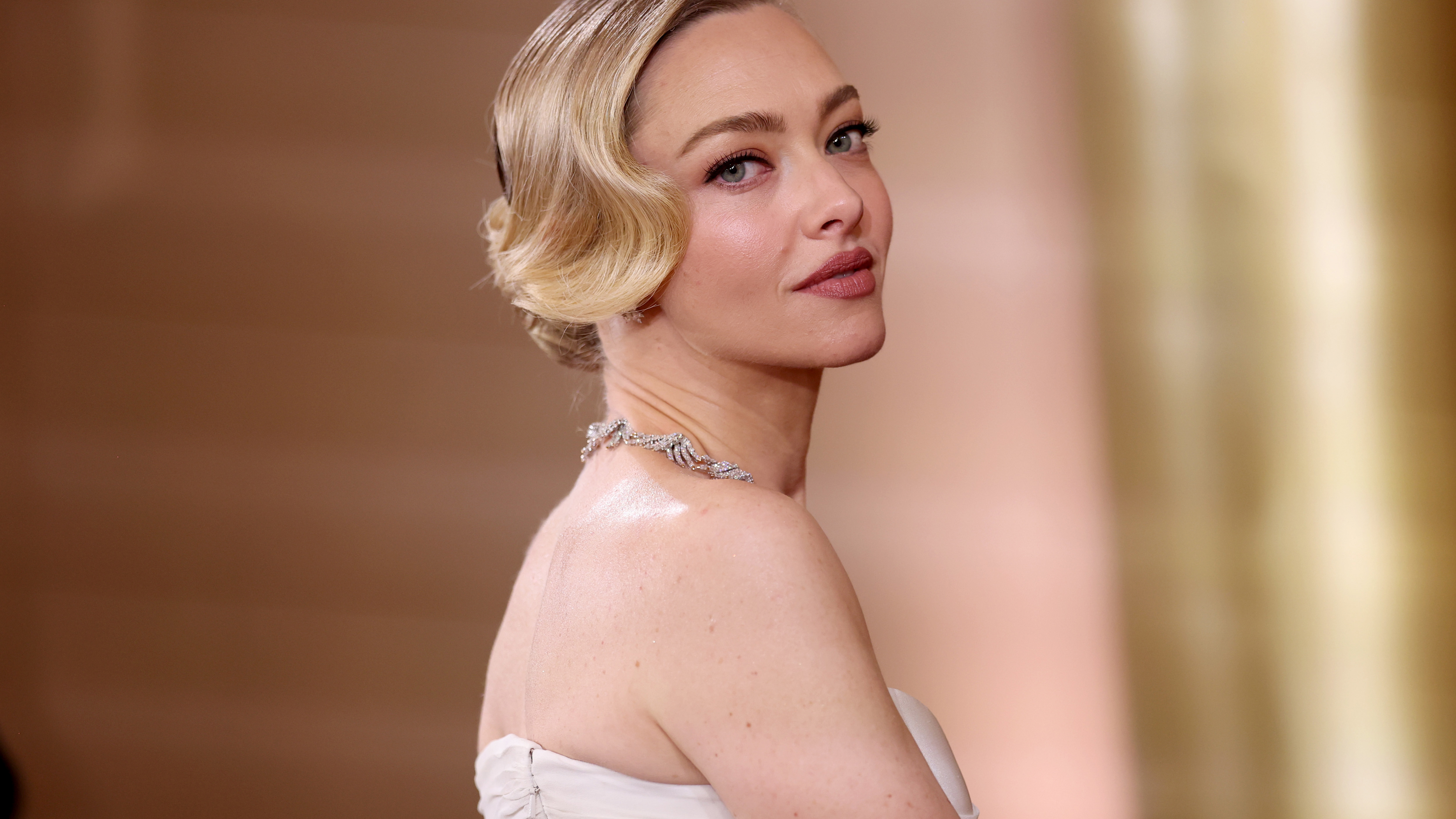 Amanda Seyfried oslnila klasickým drdolem s hollywoodskou vlnou a jemným líčením
