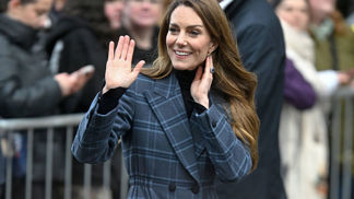 Princezna Kate sází na barevně tlumenější verzi ikonického britského vzoru.
Princezna Kate sází na barevně tlumenější verzi ikonického britského vzoru.