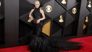 Lady Gaga v oslňujících šatech z peří
