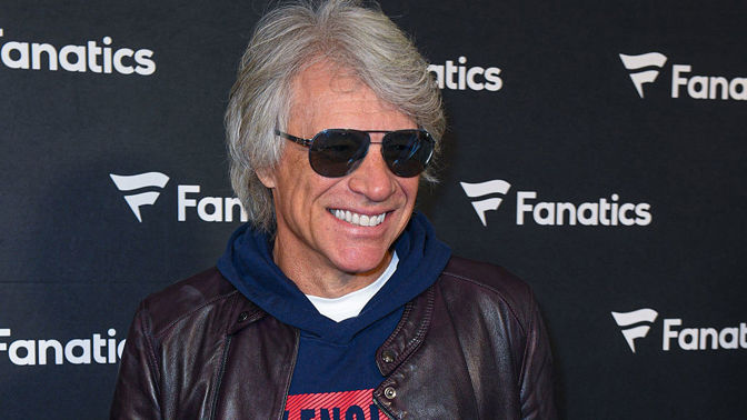 Jon Bon Jovi nás naučil nás nosit džínové komplety a kožené bundy. Nejen charismatický rocker, ale i ikona stylu 