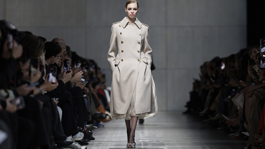 Oslnivý model z kolekce Ermanno Scervino, který se představil na Fashion Week v Miláně. 
