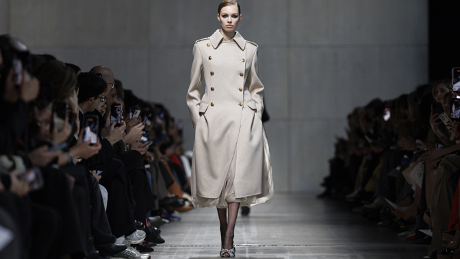 Oslnivý model z kolekce Ermanno Scervino, který se představil na Fashion Week v Miláně. 
