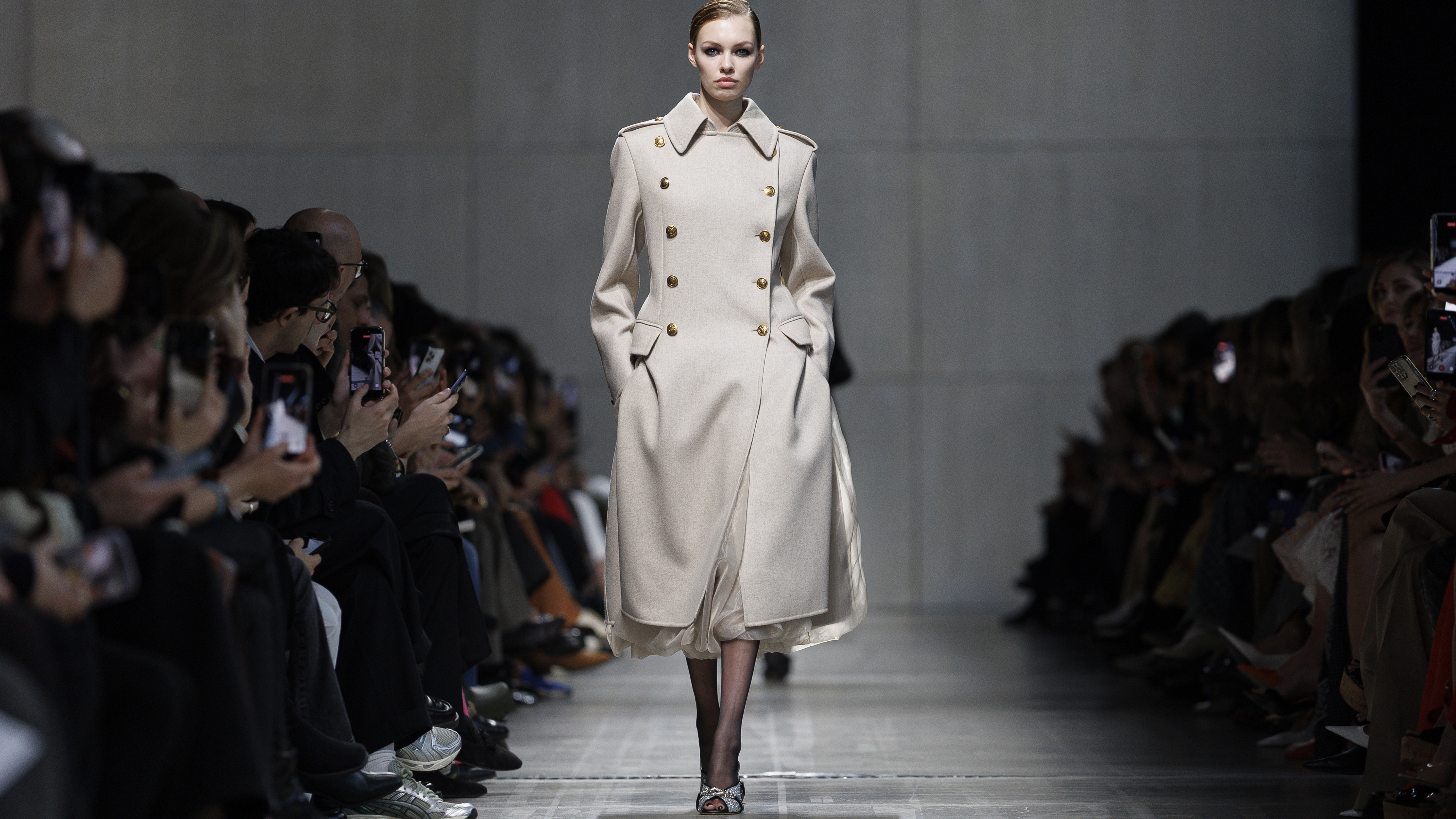 Oslnivý model z kolekce Ermanno Scervino, který se představil na Fashion Week v Miláně.